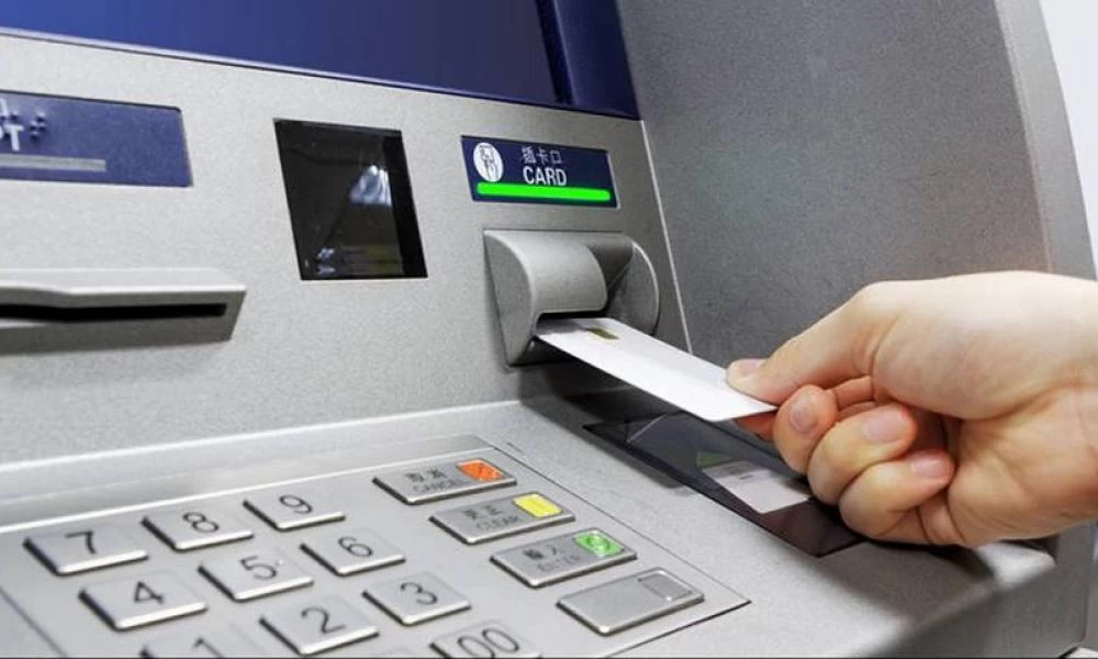 Αλλάζουν ''κύκλο'' οι συναλλαγές μας με τα ΑΤΜ